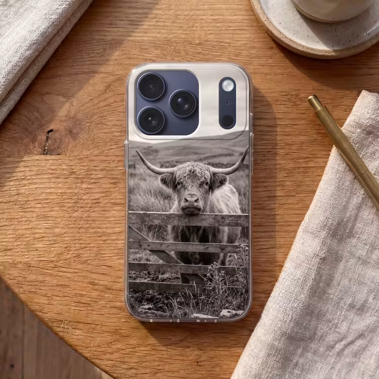 Schotse hooglander - Zwart - Wit - Hout Telefoonhoesje iPhone 17 Pro klein -sfeer1