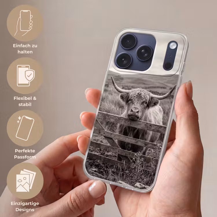 Schotse hooglander - Zwart - Wit - Hout Telefoonhoesje iPhone 17 Pro klein -sfeer3_DE