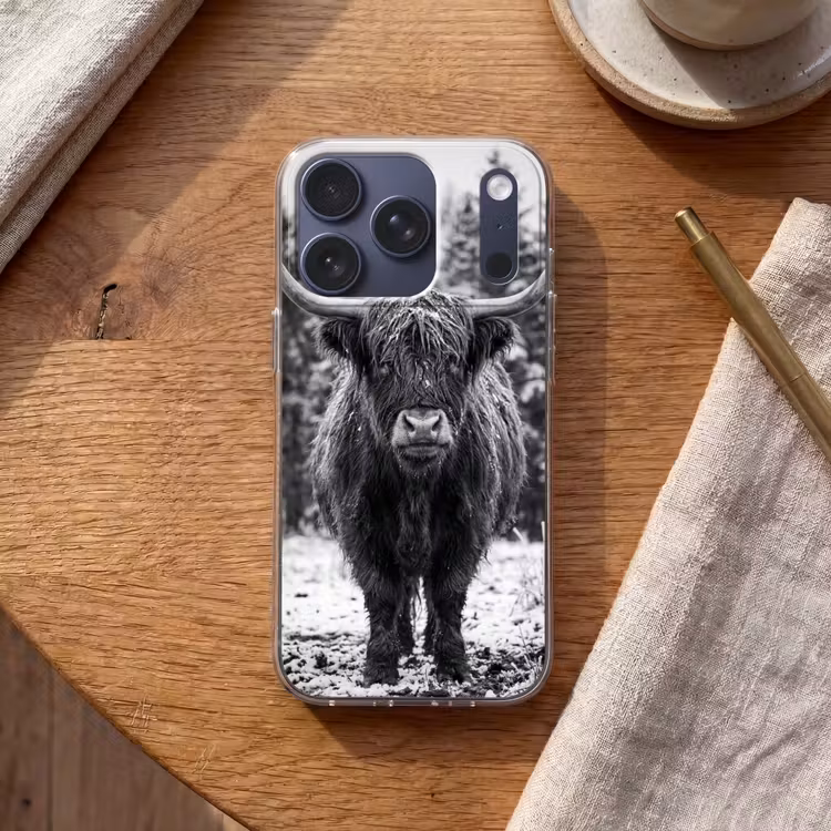Schotse hooglander - Zwart - Wit - Sneeuwvlokken Telefoonhoesje iPhone 17 Pro klein -sfeer1