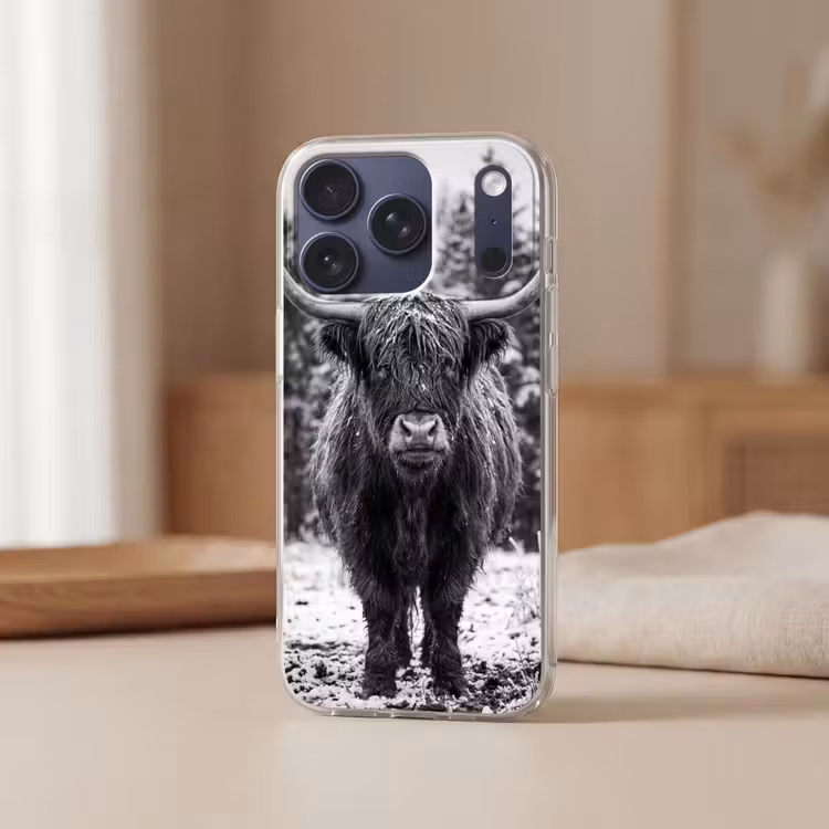 Schotse hooglander - Zwart - Wit - Sneeuwvlokken Telefoonhoesje iPhone 17 Pro klein -sfeer2
