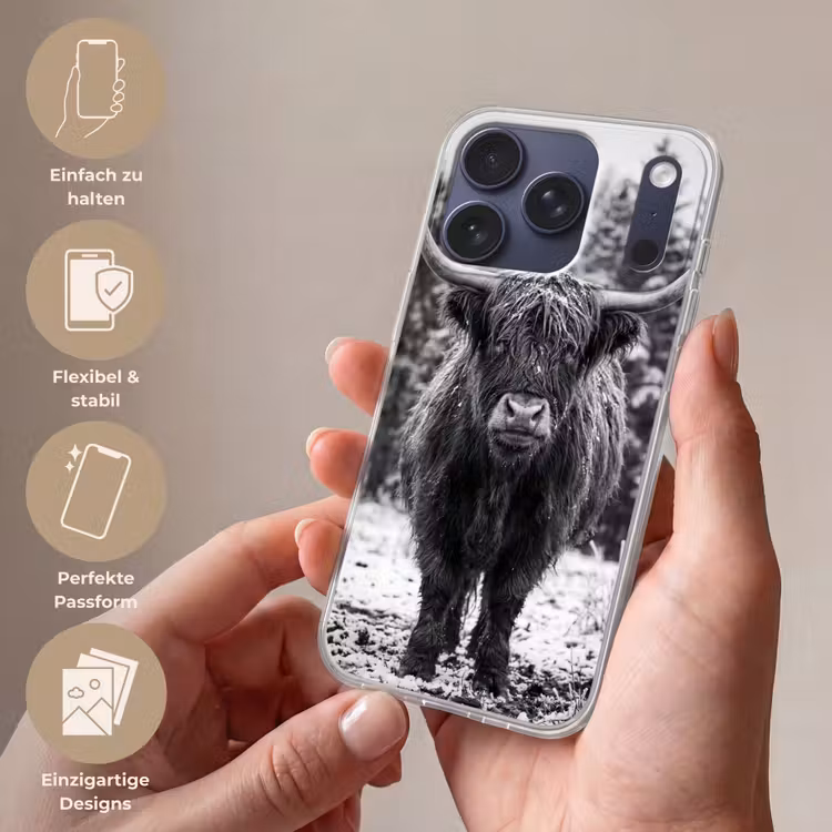 Schotse hooglander - Zwart - Wit - Sneeuwvlokken Telefoonhoesje iPhone 17 Pro klein -sfeer3_DE