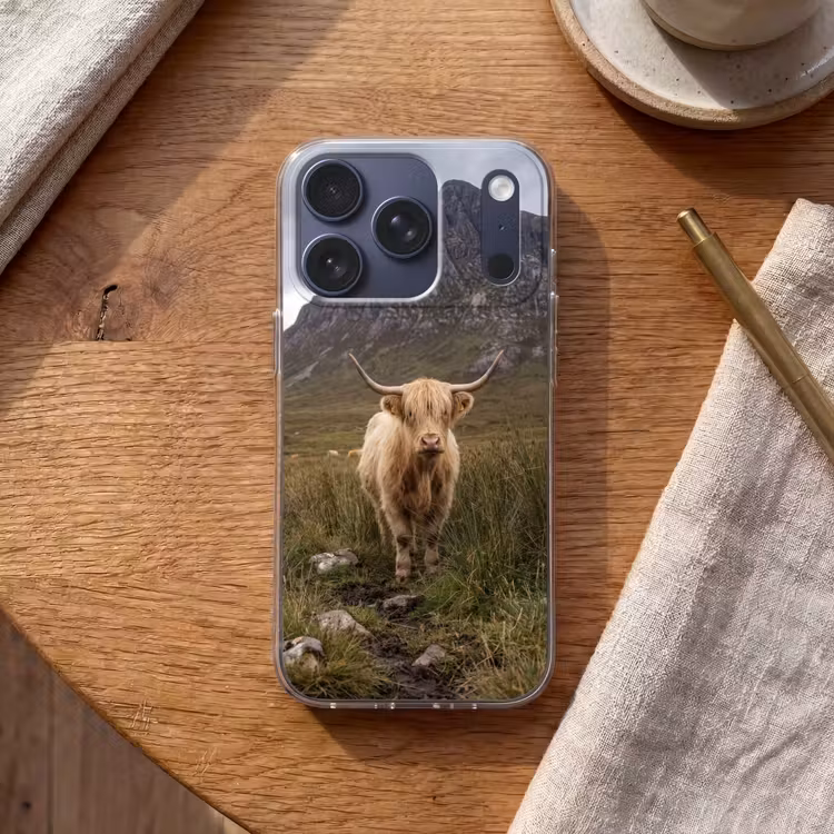 Schotse hooglander - Bergen - Grasveld Telefoonhoesje iPhone 17 Pro klein -sfeer1