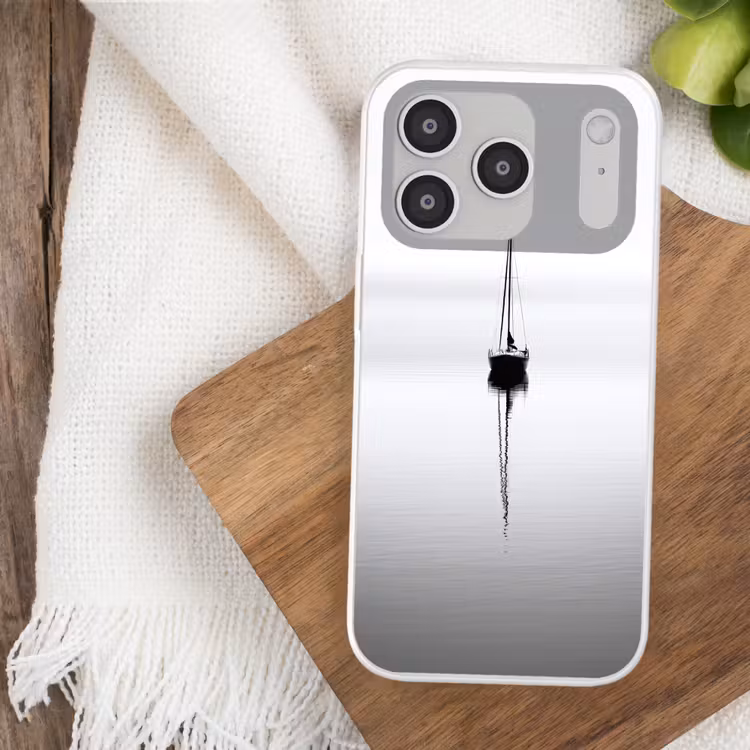 Zeilboot - Zwart - Water - Silhouet Telefoonhoesje iPhone 17 Pro klein -sfeer1