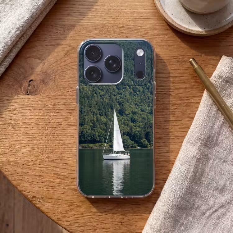 Zeilboot - Water - Bergen - Natuur - Groen Telefoonhoesje iPhone 17 Pro klein -sfeer1