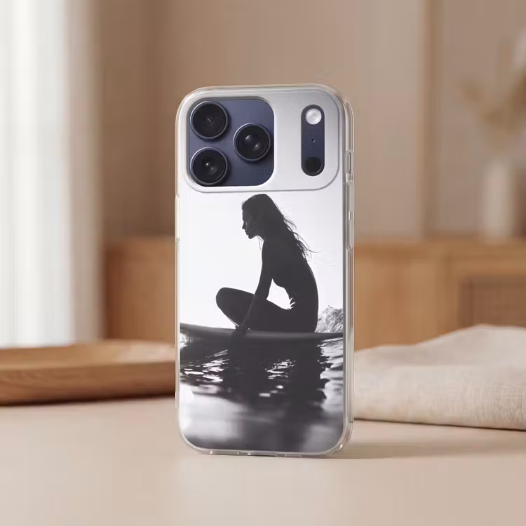 Silhouet - Vrouw - Surfplank - Water Telefoonhoesje iPhone 17 Pro klein -sfeer2