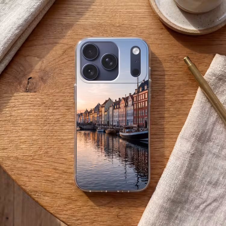 Stad - Gracht - Zonsondergang - Klassiek - Kleurrijk Telefoonhoesje iPhone 17 Pro klein -sfeer1