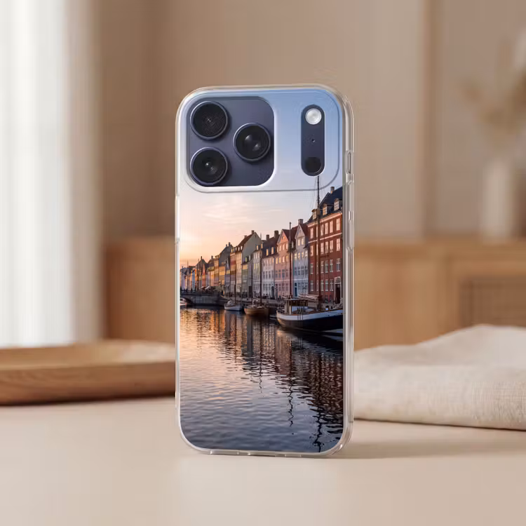 Stad - Gracht - Zonsondergang - Klassiek - Kleurrijk Telefoonhoesje iPhone 17 Pro klein -sfeer2