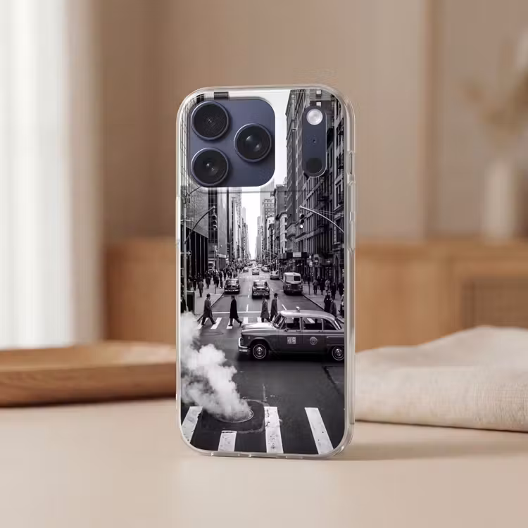 Stad - Straat - Gebouwen - Verkeer - Zwart-wit Telefoonhoesje iPhone 17 Pro klein -sfeer2