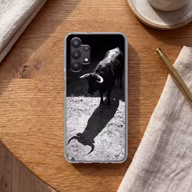 Stier - Schaduw - Dieren - Contrast - Zwart-wit Telefoonhoesje Samsung Galaxy A32 5G klein -sfeer1