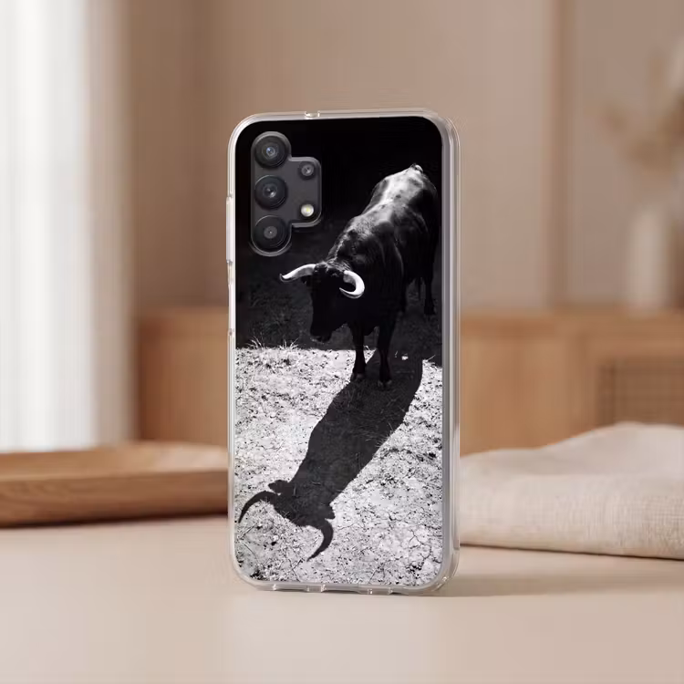 Stier - Schaduw - Dieren - Contrast - Zwart-wit Telefoonhoesje Samsung Galaxy A32 5G klein -sfeer2
