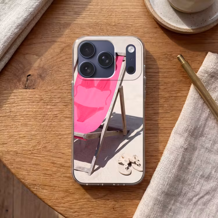 Strand - Ligstoel - Badkleding - Zomer - Roze Telefoonhoesje iPhone 17 Pro klein -sfeer1