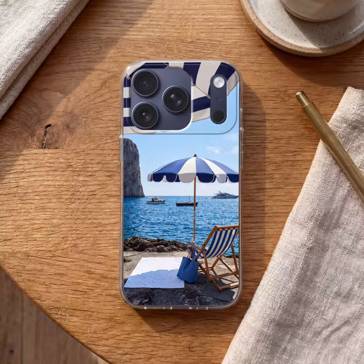 Strand - Ligstoel - Parasol - Zomer - Blauw Telefoonhoesje iPhone 17 Pro klein -sfeer1