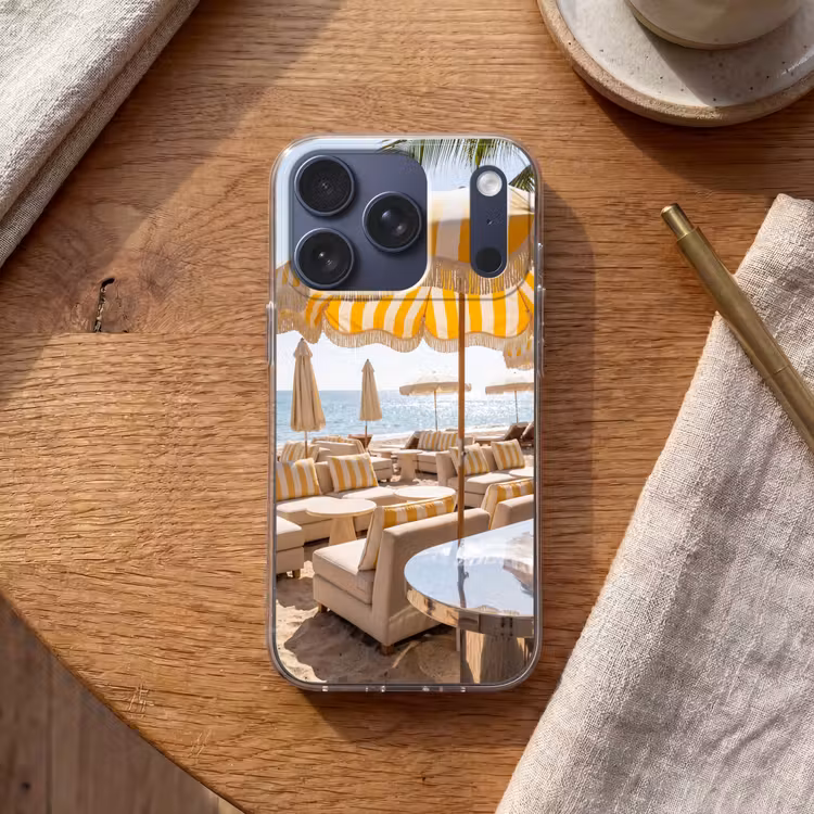 Strand - Ligbedden - Vakantie - Modern - Geel Telefoonhoesje iPhone 17 Pro klein -sfeer1