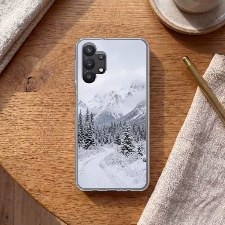 Weg - Bergen - Sneeuw - Naaldbos - Avontuurlijk Telefoonhoesje Samsung Galaxy A32 5G klein -sfeer1