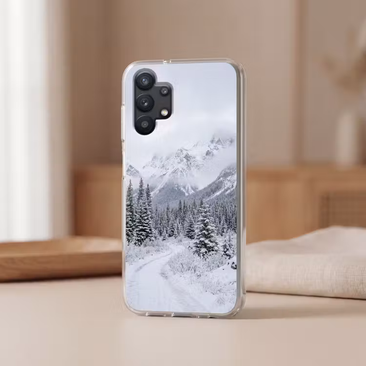Weg - Bergen - Sneeuw - Naaldbos - Avontuurlijk Telefoonhoesje Samsung Galaxy A32 5G klein -sfeer2