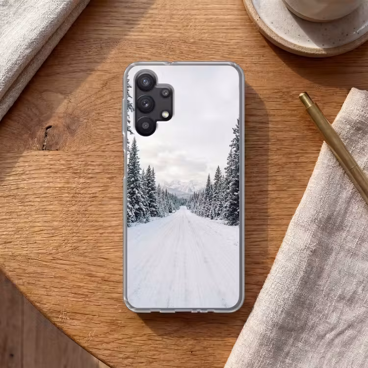 Weg - Sneeuw - Naaldbos - Winter - Avontuurlijk Telefoonhoesje Samsung Galaxy A32 5G klein -sfeer1