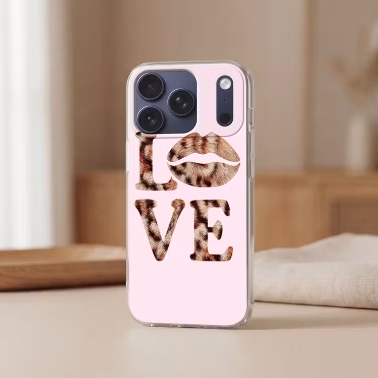 Tekst - Love - Pantervacht - Lichtroze Telefoonhoesje iPhone 17 Pro klein -sfeer2