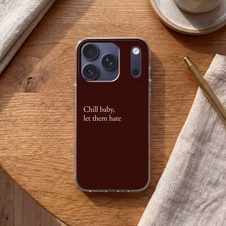 Tekst - Rood - Minimalistisch Telefoonhoesje iPhone 17 Pro klein -sfeer1