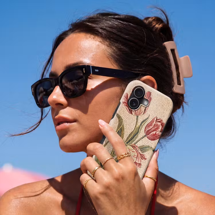 Bloemen - Mozaïek - Rood - Groen - Kunst Toughcase MagSafe Apple iPhone 17 klein -Sfeer2V