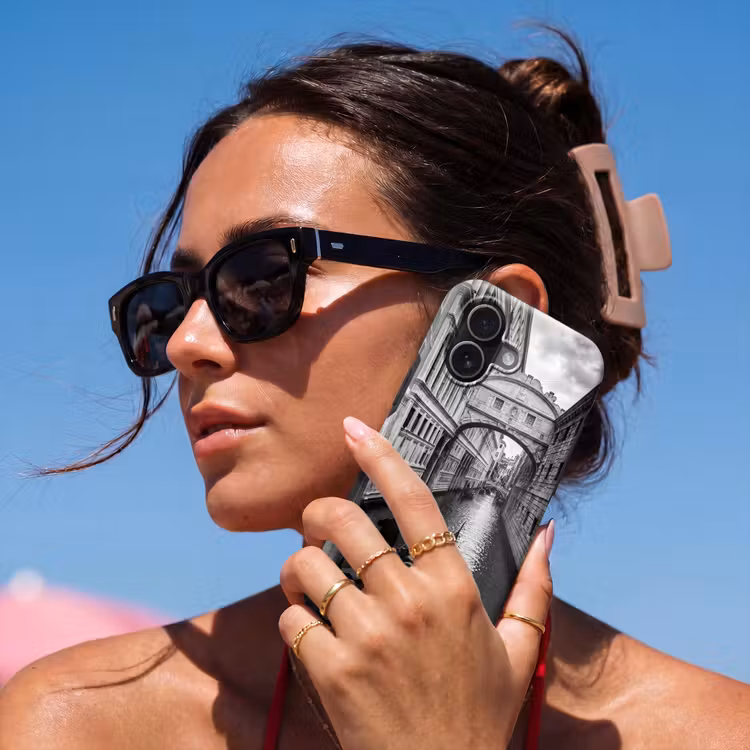 Boot - Waterweg - Stad - Zwart-wit - Architectuur Toughcase MagSafe Apple iPhone 17 klein -Sfeer2V