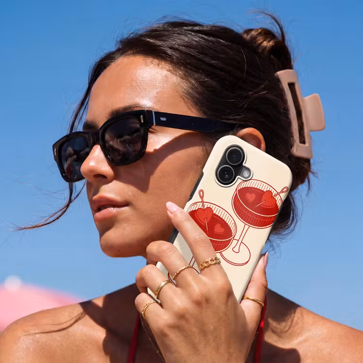 Cocktail - Hartjes - Liefde - Illustratie - Rood Toughcase MagSafe Apple iPhone 17 klein -Sfeer2V