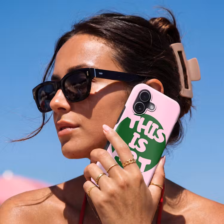 This is art - Tekst - Cirkel - Groen Toughcase MagSafe Apple iPhone 17 klein -Sfeer2V
