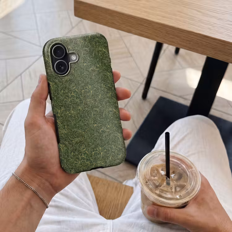 Donker - Groen - Krullend - Botanisch Toughcase MagSafe Apple iPhone 17 klein 1017 -Sfeer1M