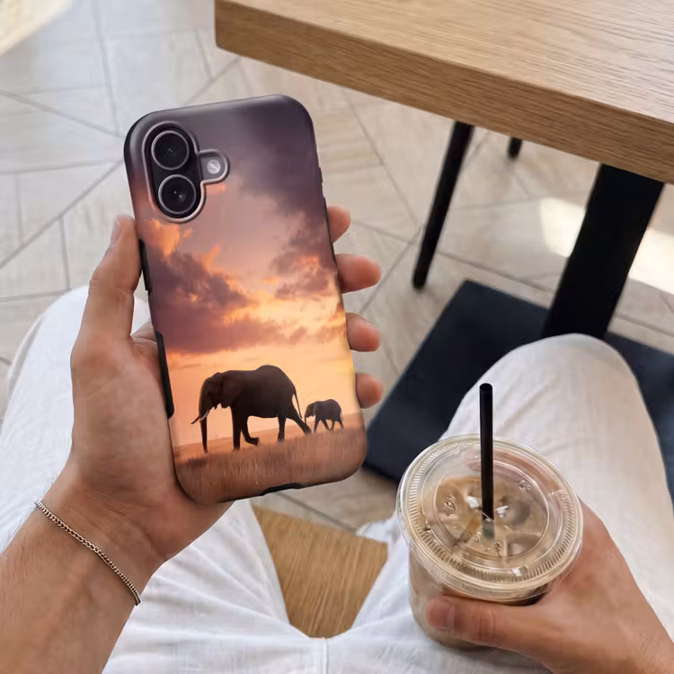 Olifanten - Grasland - Zonsondergang Toughcase MagSafe Apple iPhone 17 klein -Sfeer1M