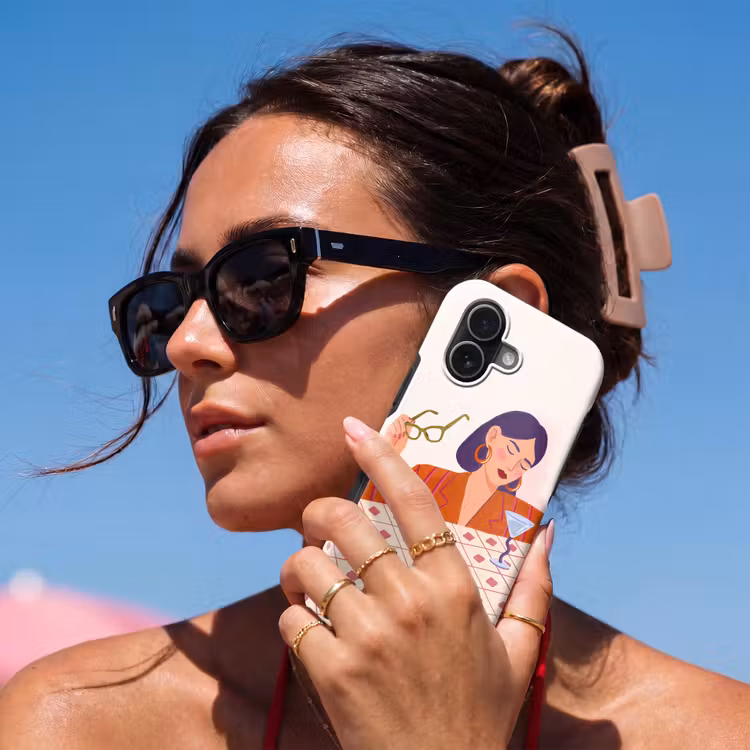 Vrouw - Bril - Cocktail - Illustratie - Modern Toughcase MagSafe Apple iPhone 17 klein -Sfeer2V