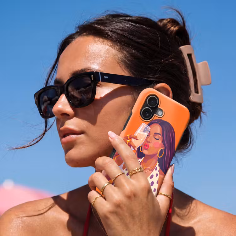 Vrouw - Champagne - Feest - Modern - Oranje Toughcase MagSafe Apple iPhone 17 klein -Sfeer2V