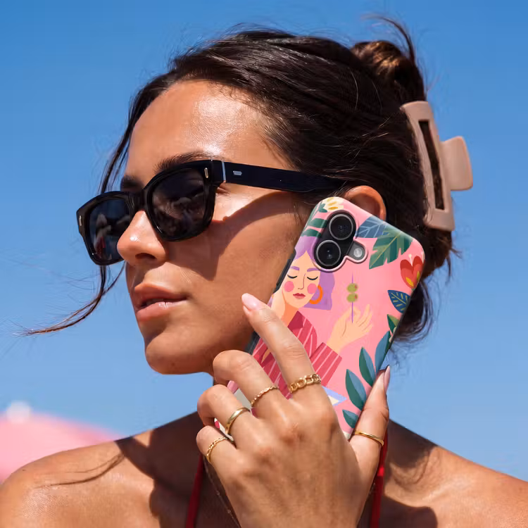 Vrouw - Cocktail - Bloemen - Modern - Roze Toughcase MagSafe Apple iPhone 17 klein -Sfeer2V
