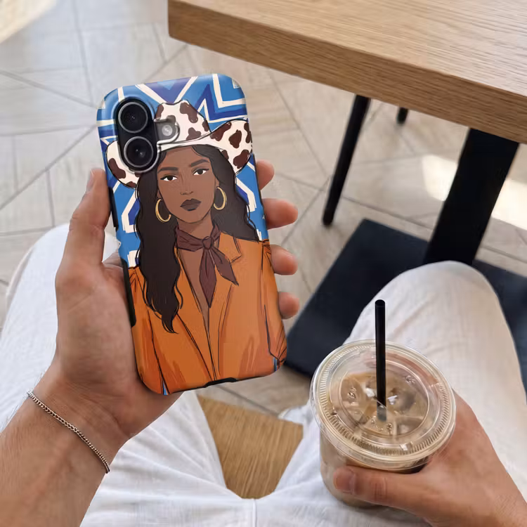 Vrouw - Cowboyhoed - Portret - Modern - Blauw Toughcase MagSafe Apple iPhone 17 klein -Sfeer1M