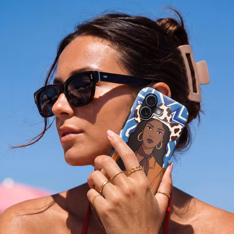Vrouw - Cowboyhoed - Portret - Modern - Blauw Toughcase MagSafe Apple iPhone 17 klein -Sfeer2V