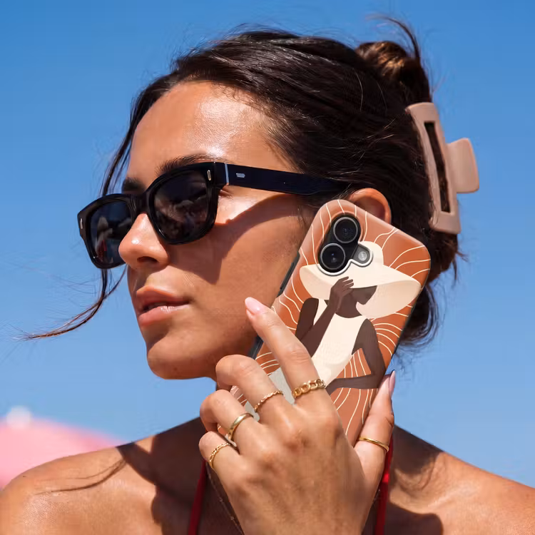 Vrouw - Hoed - Portret - Modern - Beige Toughcase MagSafe Apple iPhone 17 klein -Sfeer2V