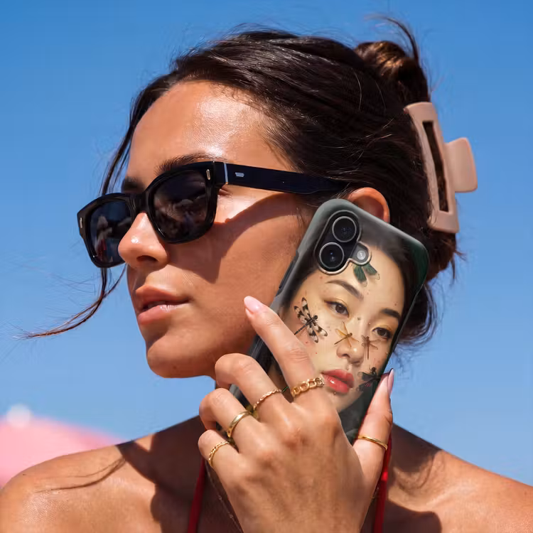 Vrouw - Insecten - Natuur - Portret - Groen Toughcase MagSafe Apple iPhone 17 klein -Sfeer2V