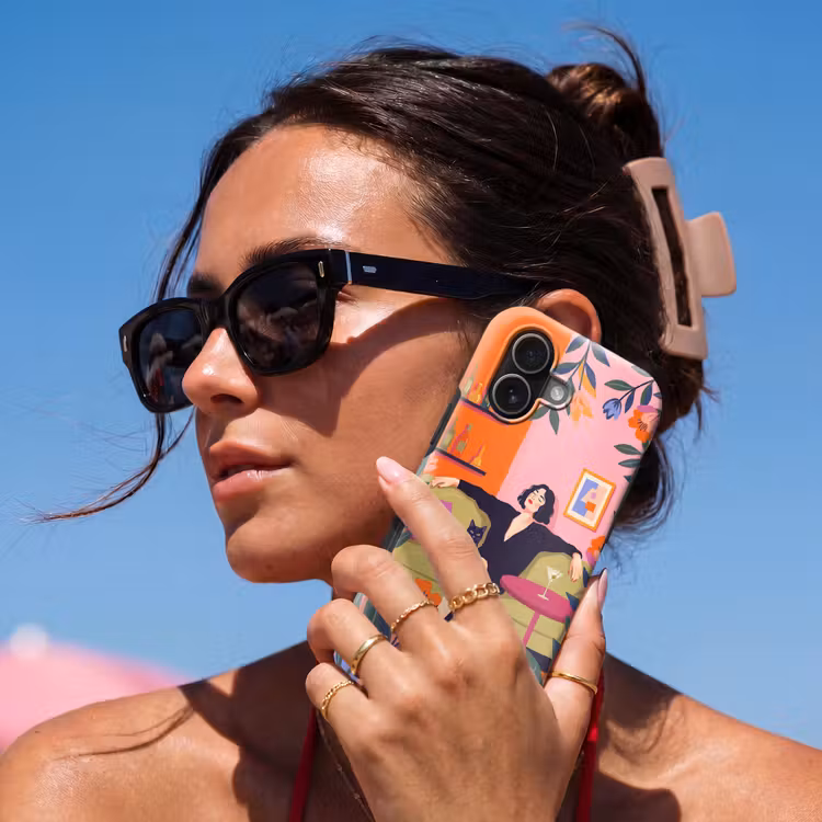 Vrouw - Kat - Interieur - Modern - Kleurrijk Toughcase MagSafe Apple iPhone 17 klein -Sfeer2V