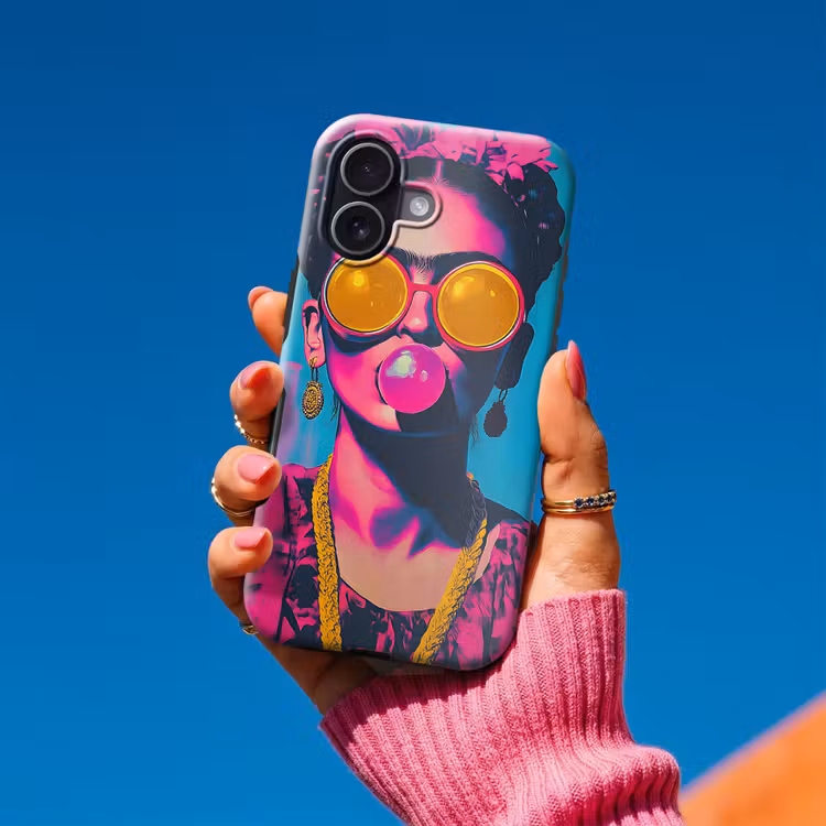 Vrouw - Kauwgom - Zonnebril - Oranje Toughcase MagSafe Apple iPhone 17 klein -Sfeer1V