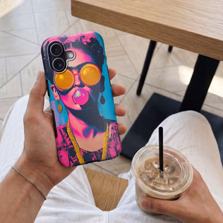 Vrouw - Kauwgom - Zonnebril - Oranje Toughcase MagSafe Apple iPhone 17 klein -Sfeer1M