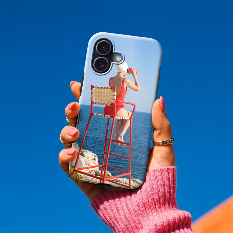Vrouw - Zee - Kust - Verrekijker - Rood Toughcase MagSafe Apple iPhone 17 klein -Sfeer1V