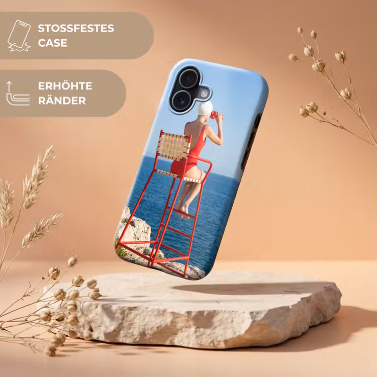 Vrouw - Zee - Kust - Verrekijker - Rood Toughcase MagSafe Apple iPhone 17 klein -USP_RandenV_DE