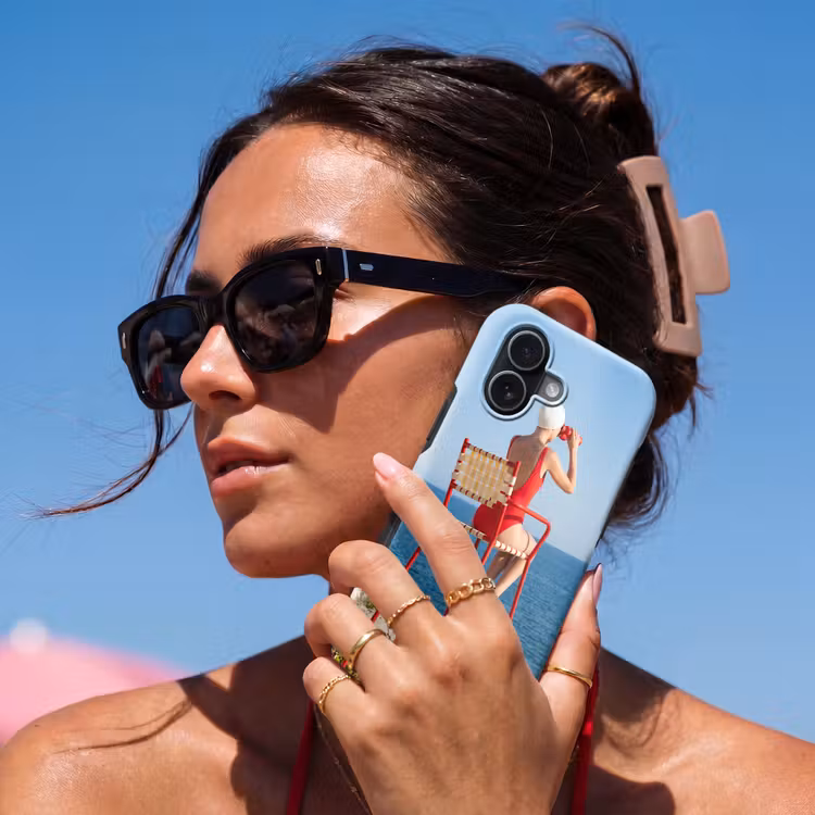 Vrouw - Zee - Kust - Verrekijker - Rood Toughcase MagSafe Apple iPhone 17 klein -Sfeer2V
