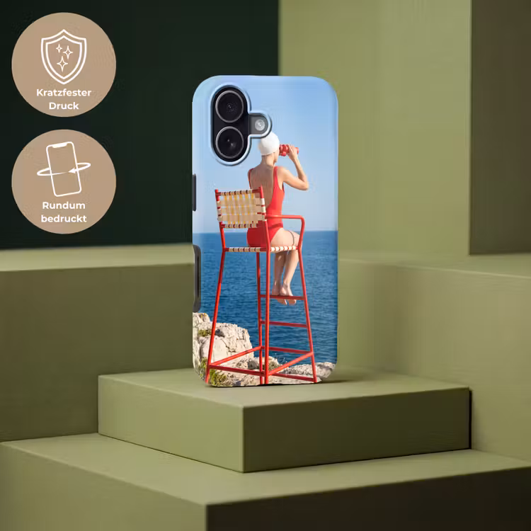 Vrouw - Zee - Kust - Verrekijker - Rood Toughcase MagSafe Apple iPhone 17 klein -USP_PrintM_DE