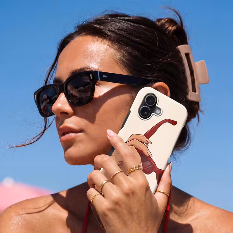 Vrouw - Zonnebril - Mode - Rood - Illustratie Toughcase MagSafe Apple iPhone 17 klein -Sfeer2V