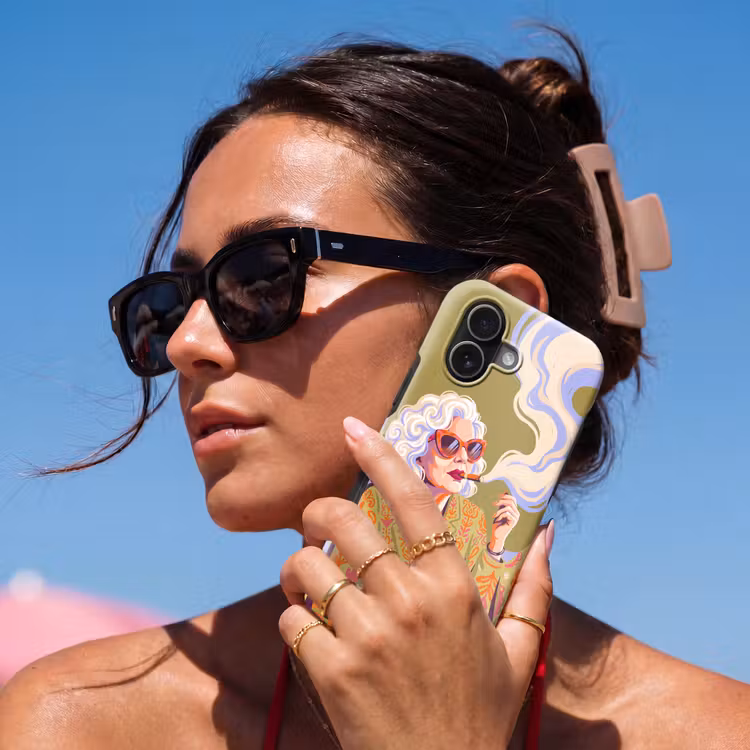 Vrouw - Zonnebril - Portret - Modern - Kleurrijk Toughcase MagSafe Apple iPhone 17 klein -Sfeer2V