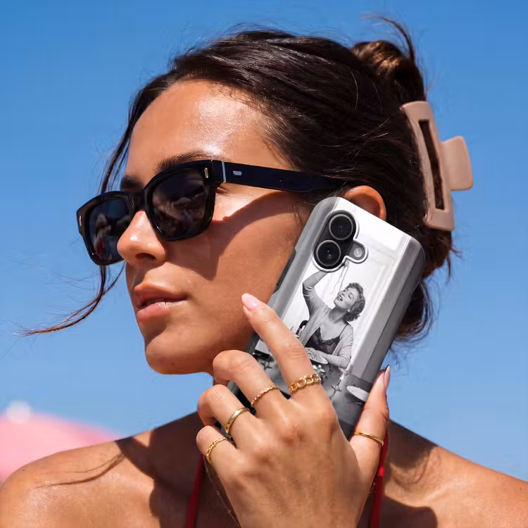 Vrouw - Spaghetti - Zwart - Wit Toughcase MagSafe Apple iPhone 17 klein -Sfeer2V