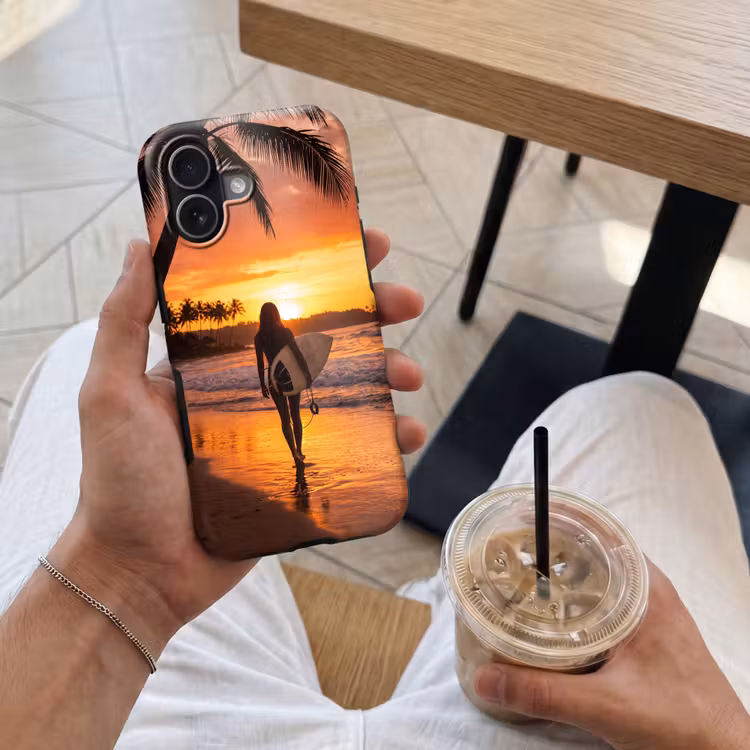 Vrouw - Surfplank - Strand - Zonsondergang - Oranje Toughcase MagSafe Apple iPhone 17 klein -Sfeer1M