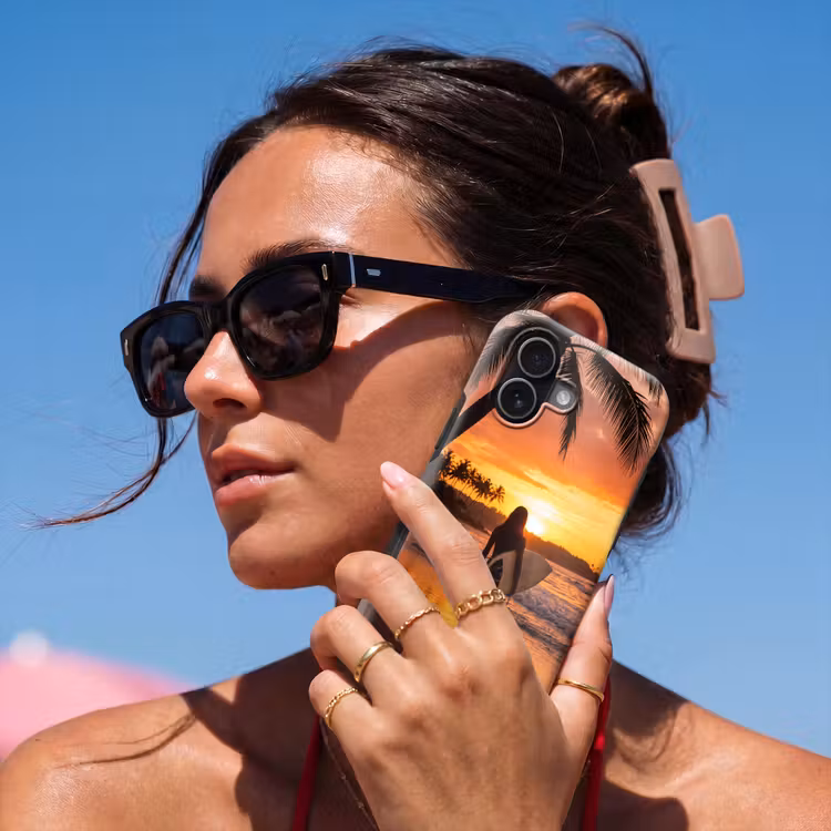 Vrouw - Surfplank - Strand - Zonsondergang - Oranje Toughcase MagSafe Apple iPhone 17 klein -Sfeer2V