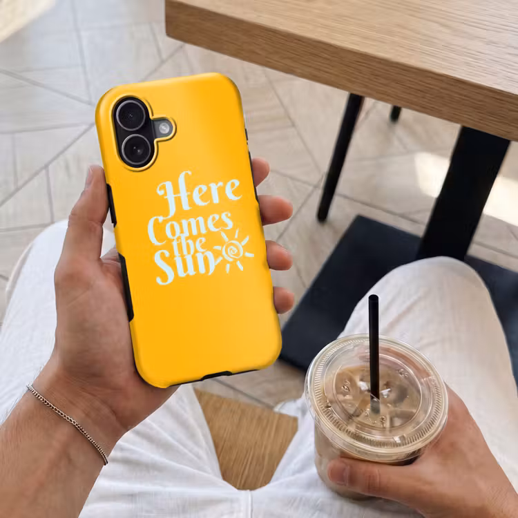 Geel - Blauw - Here comes the sun Toughcase MagSafe Apple iPhone 17 klein -Sfeer1M
