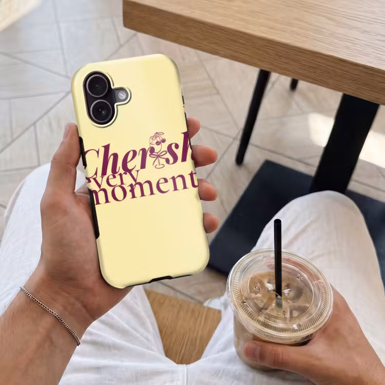 Cherish every moment - Cocktailglas - Geel Toughcase MagSafe Apple iPhone 17 klein -Sfeer1M