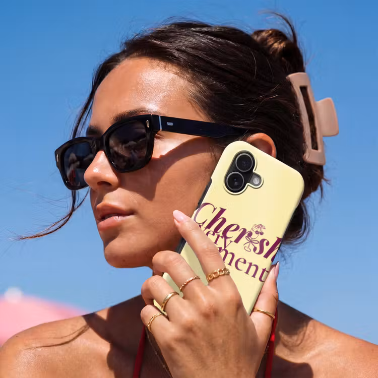 Cherish every moment - Cocktailglas - Geel Toughcase MagSafe Apple iPhone 17 klein -Sfeer2V